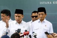 Menteri Agama Nasaruddin Umar (kanan) dan Wakil Menteri Agama Muhammad Syafi'i (kiri) menjawab pertanyaan wartawan usai melakukan rapat koordinasi dengan Mensesneg dan Seskab di Istana Negara, Jakarta, Jumat (27/12/2024). (ANTARA FOTO/Muhammad Adimaja)