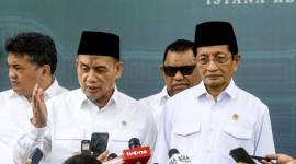 Menteri Agama Nasaruddin Umar (kanan) dan Wakil Menteri Agama Muhammad Syafi'i (kiri) menjawab pertanyaan wartawan usai melakukan rapat koordinasi dengan Mensesneg dan Seskab di Istana Negara, Jakarta, Jumat (27/12/2024). (ANTARA FOTO/Muhammad Adimaja)