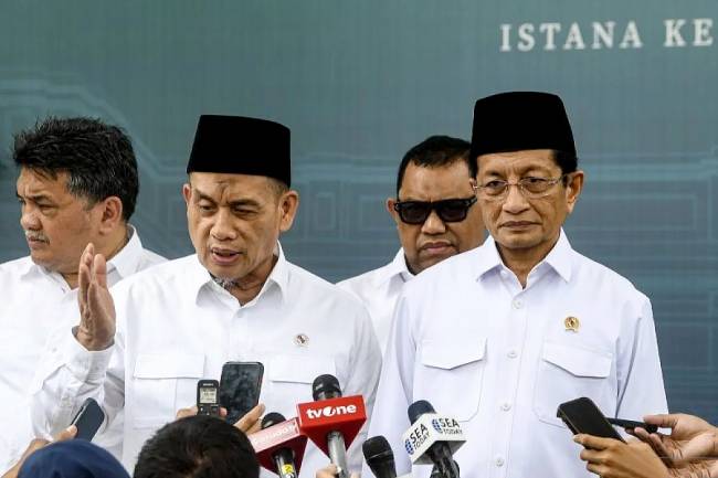 Menteri Agama Nasaruddin Umar (kanan) dan Wakil Menteri Agama Muhammad Syafi'i (kiri) menjawab pertanyaan wartawan usai melakukan rapat koordinasi dengan Mensesneg dan Seskab di Istana Negara, Jakarta, Jumat (27/12/2024). (ANTARA FOTO/Muhammad Adimaja)