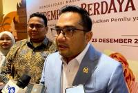 Ketua Komisi II DPR RI Muhammad Rifqinizamy Karsayuda menjawab pertanyaan wartawan di Badung, Bali, Minggu (22/12/2024). (ANTARA/Fath Putra Mulya)
