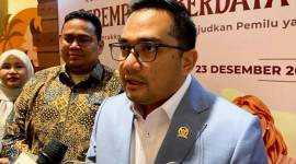 Ketua Komisi II DPR RI Muhammad Rifqinizamy Karsayuda menjawab pertanyaan wartawan di Badung, Bali, Minggu (22/12/2024). (ANTARA/Fath Putra Mulya)
