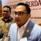 Ketua Komisi II DPR RI Muhammad Rifqinizamy Karsayuda menjawab pertanyaan wartawan di Badung, Bali, Minggu (22/12/2024). (ANTARA/Fath Putra Mulya)
