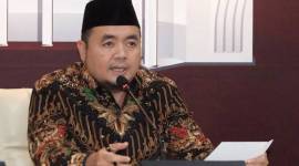 Ketua KPU Mochammad Afifuddin menyampaikan keterangan kepada wartawan terkait pelaksanaan Pilkada Serentak 2024 di Jakarta, Jumat (13/12/2024). (Dok ANTARA FOTO/Reno Esnir)