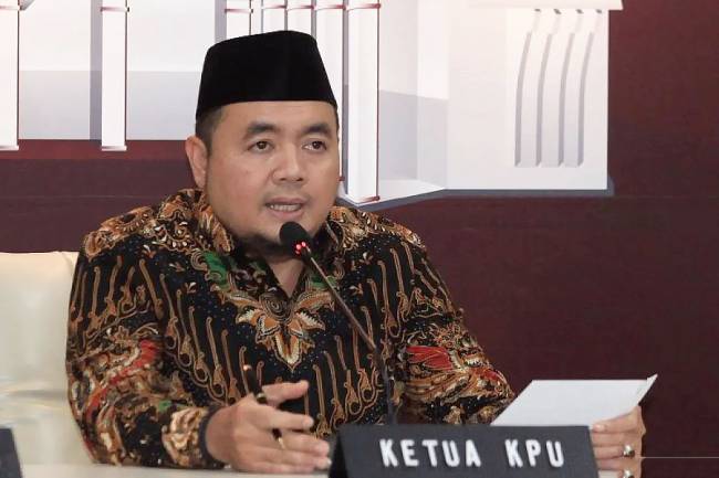 Ketua KPU Mochammad Afifuddin menyampaikan keterangan kepada wartawan terkait pelaksanaan Pilkada Serentak 2024 di Jakarta, Jumat (13/12/2024). (Dok ANTARA FOTO/Reno Esnir)