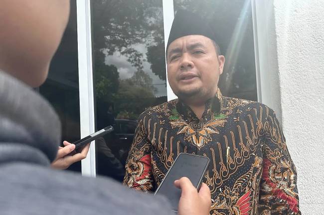 Ketua KPU RI Mochammad Afifuddin ditemui usai menghadiri konferensi pers di Kantor KPU RI, Jakarta, Jumat (13/12/2024). (ANTARA/Rio Feisal)