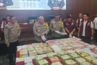 Kapolda Kalsel Irjen Pol Rosyanto Yudha Hermawan periksa barang bukti, Jumat (27/12/2024) malam. SuarIndonesia/Ist) 