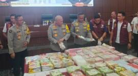 Kapolda Kalsel Irjen Pol Rosyanto Yudha Hermawan periksa barang bukti, Jumat (27/12/2024) malam. SuarIndonesia/Ist) 