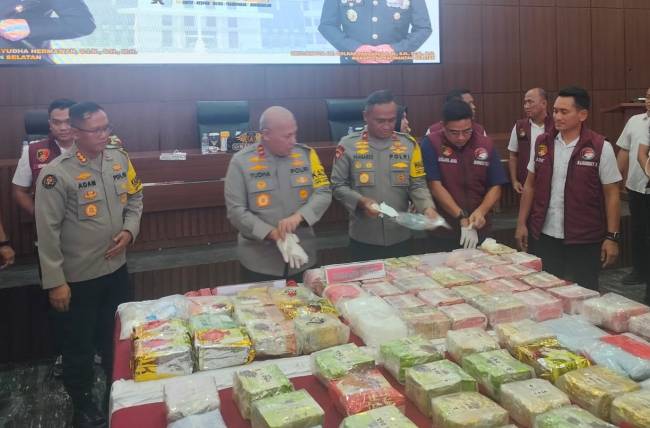 Kapolda Kalsel Irjen Pol Rosyanto Yudha Hermawan periksa barang bukti, Jumat (27/12/2024) malam. SuarIndonesia/Ist) 