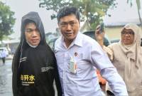 Penyidik kepolisian membawa penyandang disabilitas yang menjadi tersangka kasus dugaan pelecehan seksual berinisial IWAS (kiri) untuk dilakukan pemeriksaan tambahan di Markas Polda NTB, Mataram, Nusa Tenggara Barat, Senin (9/12/2024). (Arsip Foto ANTARA/Dhimas B.P)