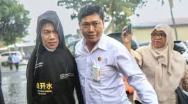 Penyidik kepolisian membawa penyandang disabilitas yang menjadi tersangka kasus dugaan pelecehan seksual berinisial IWAS (kiri) untuk dilakukan pemeriksaan tambahan di Markas Polda NTB, Mataram, Nusa Tenggara Barat, Senin (9/12/2024). (Arsip Foto ANTARA/Dhimas B.P)