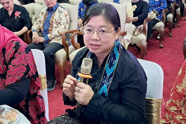 Ketua Komnas Perempuan Andy Yentriyani saat menghadiri acara penyerahan arsip pribadi Dewi Motik Pramono (Demono) dalam rangka memperingati Hari Ibu di Gedung ANRI, Jakarta Selatan, Senin (23/12/2024). (ANTARA/Lintang Budiyanti Prameswari)
