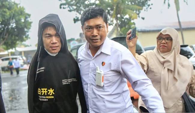 Penyidik kepolisian membawa penyandang disabilitas yang menjadi tersangka kasus dugaan pelecehan seksual berinisial IWAS (kiri) untuk dilakukan pemeriksaan tambahan di Markas Polda NTB, Mataram, Nusa Tenggara Barat, Senin (9/12/2024). (Arsip Foto ANTARA/Dhimas B.P)