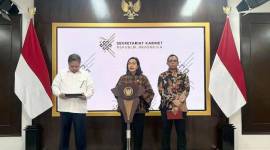 Menteri Keuangan Sri Mulyani memberikan keterangan kepada wartawan di ruang konferensi pers Istana Kepresidenan Jakarta, Selasa (10/12/2024). (ANTARA/Afra Augesti)