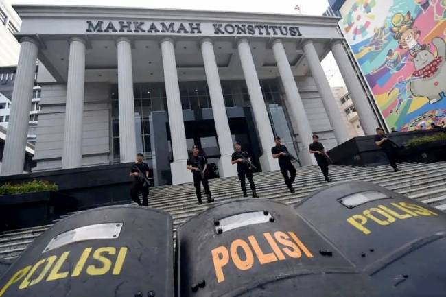 Ilustrasi - Aparat kepolisian melakukan pengamanan di sekitar Gedung Mahkamah Konstitusi, Jakarta. (ANTARA FOTO/Indrianto Eko Suwarso)