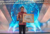 Bupati Balangan, Abdul Hadi saat menerima penghargaan pada ajang APBD Award 2024. (SuarIndonesia/ADV/RJ)