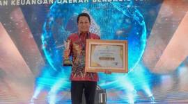 Bupati Balangan, Abdul Hadi saat menerima penghargaan pada ajang APBD Award 2024. (SuarIndonesia/ADV/RJ)