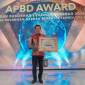 Bupati Balangan, Abdul Hadi saat menerima penghargaan pada ajang APBD Award 2024. (SuarIndonesia/ADV/RJ)