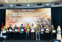 Staf Ahli Bidang Perekonomian dan Pembangunan Setda Provinsi Kalsel Agus Dyan Nur bersama perwakilan pemerintah provinsi lain menerima penghargaan Jamkrida Award 2024 yang diserahkan Menteri UMKM Maman Abdurrahman di Jakarta, Rabu (18/12/2024). (SuarIndonesia/HO-Pemprov Kalsel)
