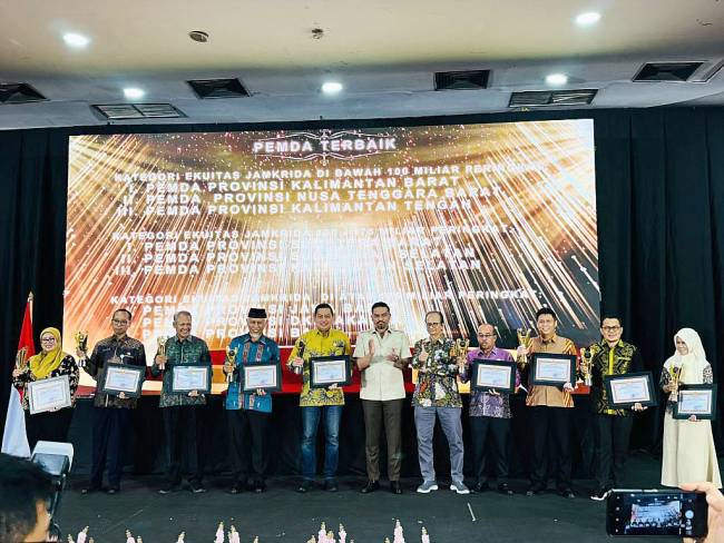 Staf Ahli Bidang Perekonomian dan Pembangunan Setda Provinsi Kalsel Agus Dyan Nur bersama perwakilan pemerintah provinsi lain menerima penghargaan Jamkrida Award 2024 yang diserahkan Menteri UMKM Maman Abdurrahman di Jakarta, Rabu (18/12/2024). (SuarIndonesia/HO-Pemprov Kalsel)
