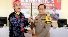 Kapolda Kalimantan Utara Irjen Pol Hary Sudwijanto memimpin pemusnahan senjata api rakitan yang diserahkan oleh tokoh masyarakat Dayak. (ANTARA/HO-Polda Kaltara)