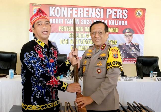 Kapolda Kalimantan Utara Irjen Pol Hary Sudwijanto memimpin pemusnahan senjata api rakitan yang diserahkan oleh tokoh masyarakat Dayak. (ANTARA/HO-Polda Kaltara)