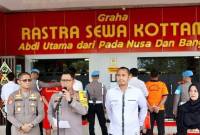 Kabid Humas Polda Kalteng Kombes Pol Erlan Munaji (tengah) bersama Direktur Reserse Kriminal Umum, Kombes Pol Nuredy (baju putih) dan Kabid Propam, Kombes Pol Nugroho, pada saat menggelar konferensi pers, di Mapolda Kalteng, Senin (16/12/2024). (ANTARA/Rajib Rizali)