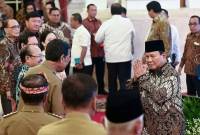 
Presiden Prabowo Subianto (kanan) menyapa para kepala daerah seusai acara penyerahan daftar isian pelaksanaan anggaran (DIPA) dan daftar alokasi transfer ke daerah (TKD) tahun anggaran 2025, serta peluncuran katalog elektronik (e-katalog) versi 6.0 di Istana Negara, Jakarta, Selasa (10/12/2024). (ANTARA FOTO/Sigid Kurniawan)