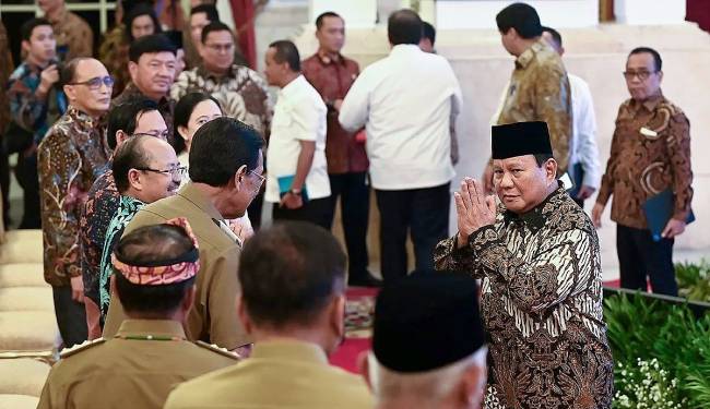 
Presiden Prabowo Subianto (kanan) menyapa para kepala daerah seusai acara penyerahan daftar isian pelaksanaan anggaran (DIPA) dan daftar alokasi transfer ke daerah (TKD) tahun anggaran 2025, serta peluncuran katalog elektronik (e-katalog) versi 6.0 di Istana Negara, Jakarta, Selasa (10/12/2024). (ANTARA FOTO/Sigid Kurniawan)