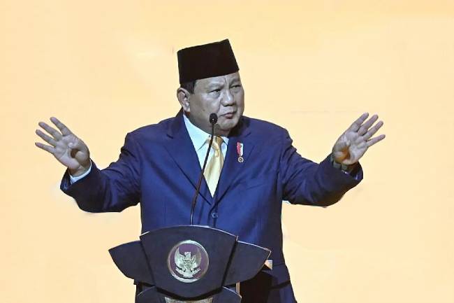 Presiden Prabowo Subianto menyampaikan sambutan dalam peringatan puncak HUT ke-60 Partai Golkar di Sentul, Kabupaten Bogor, Jawa Barat, Kamis (12/12/2024) malam. (ANTARA FOTO/Aditya Pradana Putra)