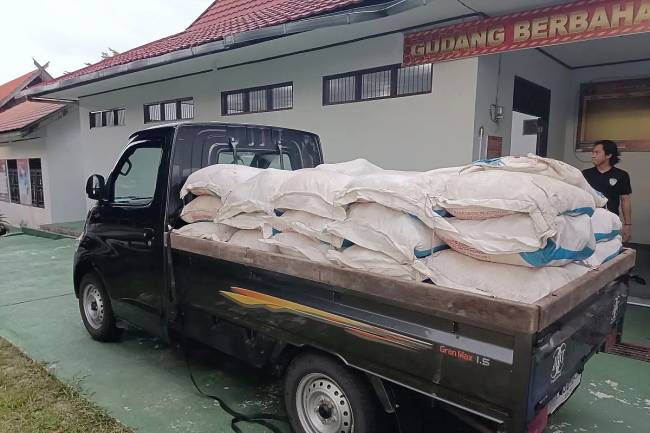 Mobil dan pupuk subsidi 2,5 ton berhasil yang disalahgunakan diamankan oleh penyidik Ditreskrimsus Polda Kalteng, Sabtu (14/12/2024). (ANTARA/Humas Polda Polda Kalteng)