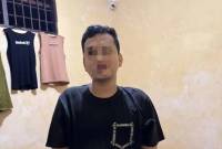 Petugas mengamankan pelaku pembunuhan ayah kandung di Mapolres Tapin, Kalimantan Selatan, Minggu (8/12/2024). (ANTARA/HO-Polres Tapin)