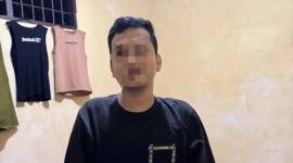 Petugas mengamankan pelaku pembunuhan ayah kandung di Mapolres Tapin, Kalimantan Selatan, Minggu (8/12/2024). (ANTARA/HO-Polres Tapin)