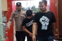 Maulana Rahman alias Lana Lozan (25), tersangka penganiaya di salah satu hotel di Jalan Kolonel Sugiono Banjarmasin Tengah, menyerahkan diri ke Polisi, Jum’at (20/12/2024). (SuarIndonesia/DO)