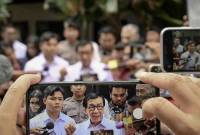 Jurnalis mengambil gambar Menteri Hukum dan HAM periode 2019-2024 Yasonna Laoly (tengah) saat memberikan keterangan kepada media usai menjalani pemeriksaan di Gedung Merah Putih KPK, Jakarta, Rabu (18/12/2024). (Dok: ANTARA FOTO/Muhammad Ramdan)