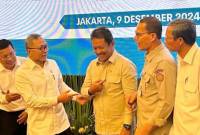 Menteri Koordinator Bidang Pangan (Menko Pangan) Zulkifli Hasan dan Menteri Perikanan dan Kelautan (KKP) Sakti Wahyu Trenggono usai menghadiri Rapat Koordinasi Terbatas Neraca Komoditas di Jakarta, Senin (9/12/2024). (ANTARA/Maria Cicilia Galuh)