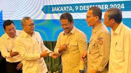 Menteri Koordinator Bidang Pangan (Menko Pangan) Zulkifli Hasan dan Menteri Perikanan dan Kelautan (KKP) Sakti Wahyu Trenggono usai menghadiri Rapat Koordinasi Terbatas Neraca Komoditas di Jakarta, Senin (9/12/2024). (ANTARA/Maria Cicilia Galuh)