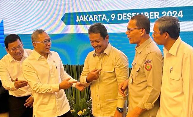Menteri Koordinator Bidang Pangan (Menko Pangan) Zulkifli Hasan dan Menteri Perikanan dan Kelautan (KKP) Sakti Wahyu Trenggono usai menghadiri Rapat Koordinasi Terbatas Neraca Komoditas di Jakarta, Senin (9/12/2024). (ANTARA/Maria Cicilia Galuh)
