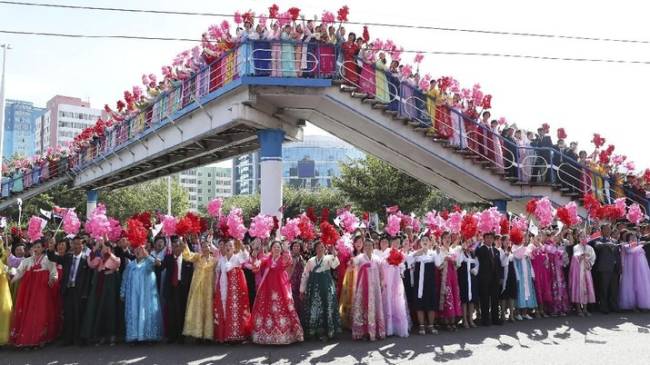 oto: Ratusan warga Korea Utara (Pyeongyang Press Corps/Pool via REUTERS)