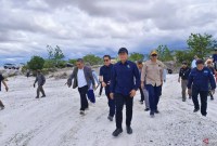 Menteri Lingkungan Hidup Republik Indonesia, Hanif Faisol Nurofiq dan jajaran saat kunjungan di lokasi sertifikatnya/penggurunan dan PESK di kawasan Desa Hampalit di Kasongan, Selasa (28/1/2025) SuarIndonesia/. (ANTARA/Naslee )