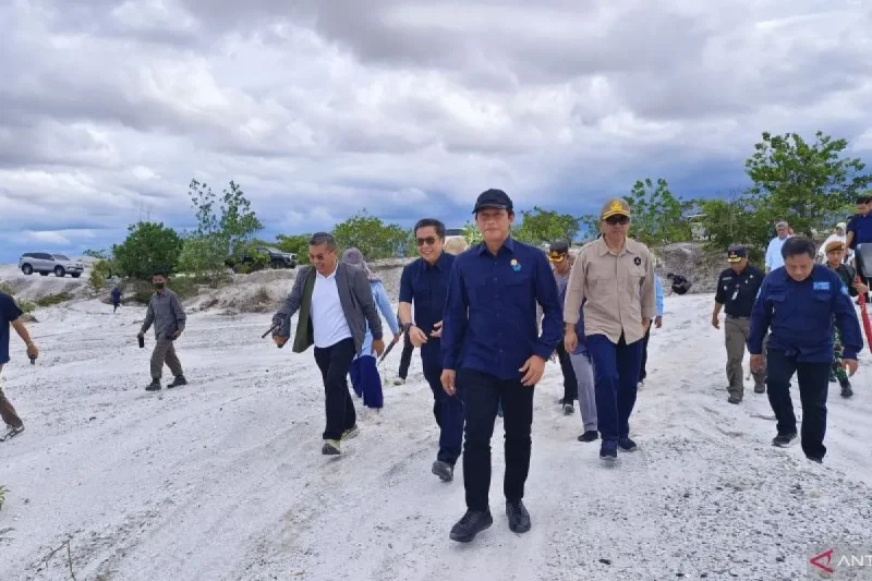 Menteri Lingkungan Hidup Republik Indonesia, Hanif Faisol Nurofiq dan jajaran saat kunjungan di lokasi sertifikatnya/penggurunan dan PESK di kawasan Desa Hampalit di Kasongan, Selasa (28/1/2025) SuarIndonesia/. (ANTARA/Naslee )