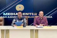 Juru Bicara Mahkamah Agung Yanto (kiri) saat konferensi pers mengenai tanggapan MA atas penetapan tersangka terhadap mantan Ketua Pengadilan Negeri Surabaya Rudi Suparmono di Media Center MA, Jakarta, Rabu (15/1/2025). (ANTARA/Fath Putra Mulya)