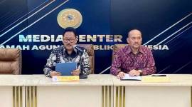 Juru Bicara Mahkamah Agung Yanto (kiri) saat konferensi pers mengenai tanggapan MA atas penetapan tersangka terhadap mantan Ketua Pengadilan Negeri Surabaya Rudi Suparmono di Media Center MA, Jakarta, Rabu (15/1/2025). (ANTARA/Fath Putra Mulya)