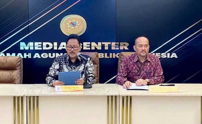 Juru Bicara Mahkamah Agung Yanto (kiri) saat konferensi pers mengenai tanggapan MA atas penetapan tersangka terhadap mantan Ketua Pengadilan Negeri Surabaya Rudi Suparmono di Media Center MA, Jakarta, Rabu (15/1/2025). (ANTARA/Fath Putra Mulya)