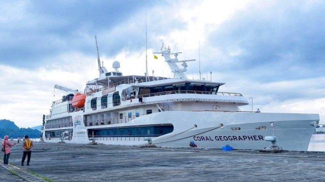 Kapal pesiar MV Coral Geographer 
