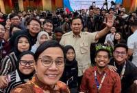 Menteri Keuangan Sri Mulyani berfoto bersama peserta acara 