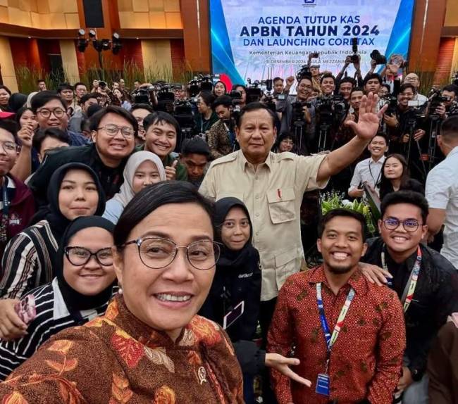 Menteri Keuangan Sri Mulyani berfoto bersama peserta acara 