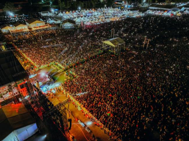 Puluhan ribu pengujung  Batulicin Festival (Batfest) 2024, Rabu (1/1/2025) dinihari.. (SuarIndonesia/Ist)