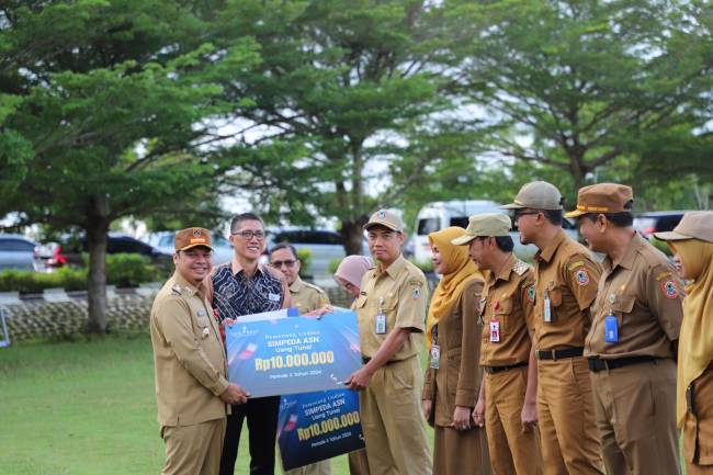 Gubernur Kalimantan Selatan yang diwakili oleh Sekretaris Daerah Sekda Provinsi Kalsel, Ir. Roy Rizali Anwar, menyerahkan hadiahbundian Simpedes Bank Kalsel kepada 21 ASN di lingkup Pemprov yang didampingi Dirut Bank Kalsel H Fachrudin.