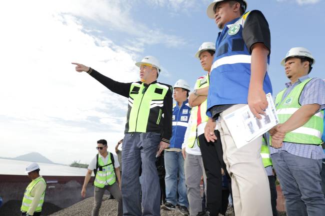 Proyek ini ditinjau Gubernur Kalsel, H Muhidin didampingi Menteri Lingkungan Hidup (LH), Hanif Faisol Nurofiq, Rabu (1/1/2025). (SuarIndonesia/Ist)