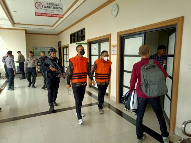 Dua kontraktor yang menjadi terdakwa kasus OTT jalani sidang di Pengadilan Tindak Pidana Korupsi Banjarmasin, Kamis (2/1/2025). (SuarIndonesia/HD)